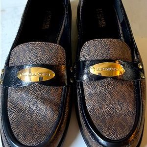 MICHAEL KORS Finley Leather Loafers w/ logo plaque Size 7